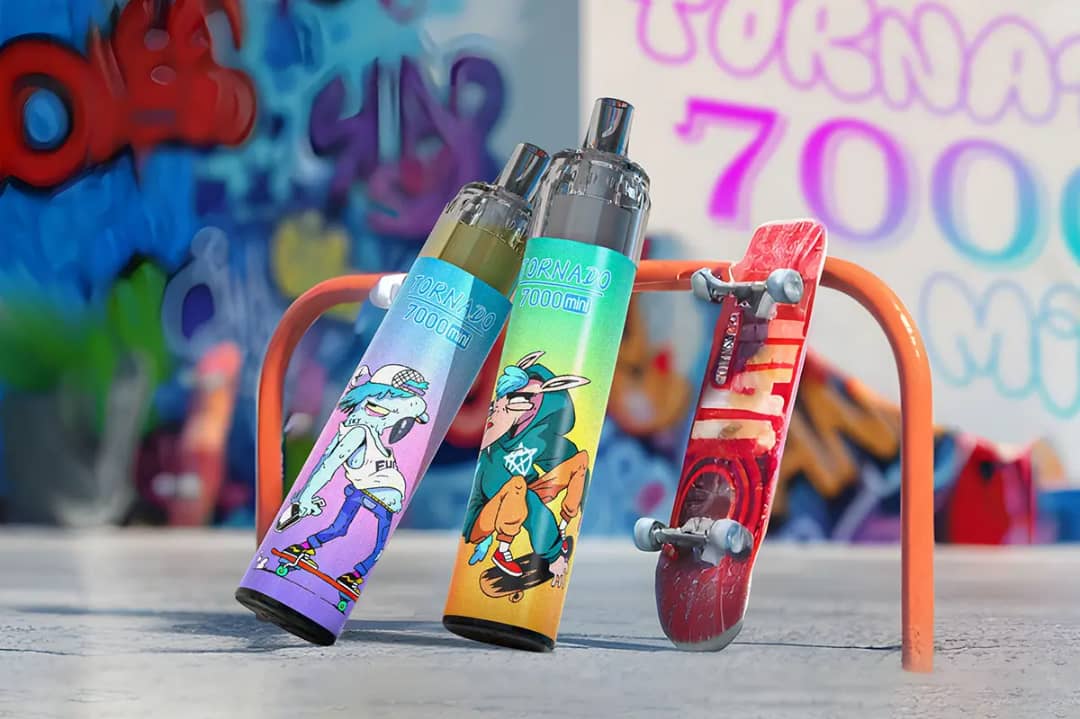Tornado 7000 disposable vape, graffiti design ke sath, skateboard ke paas rakha hua.